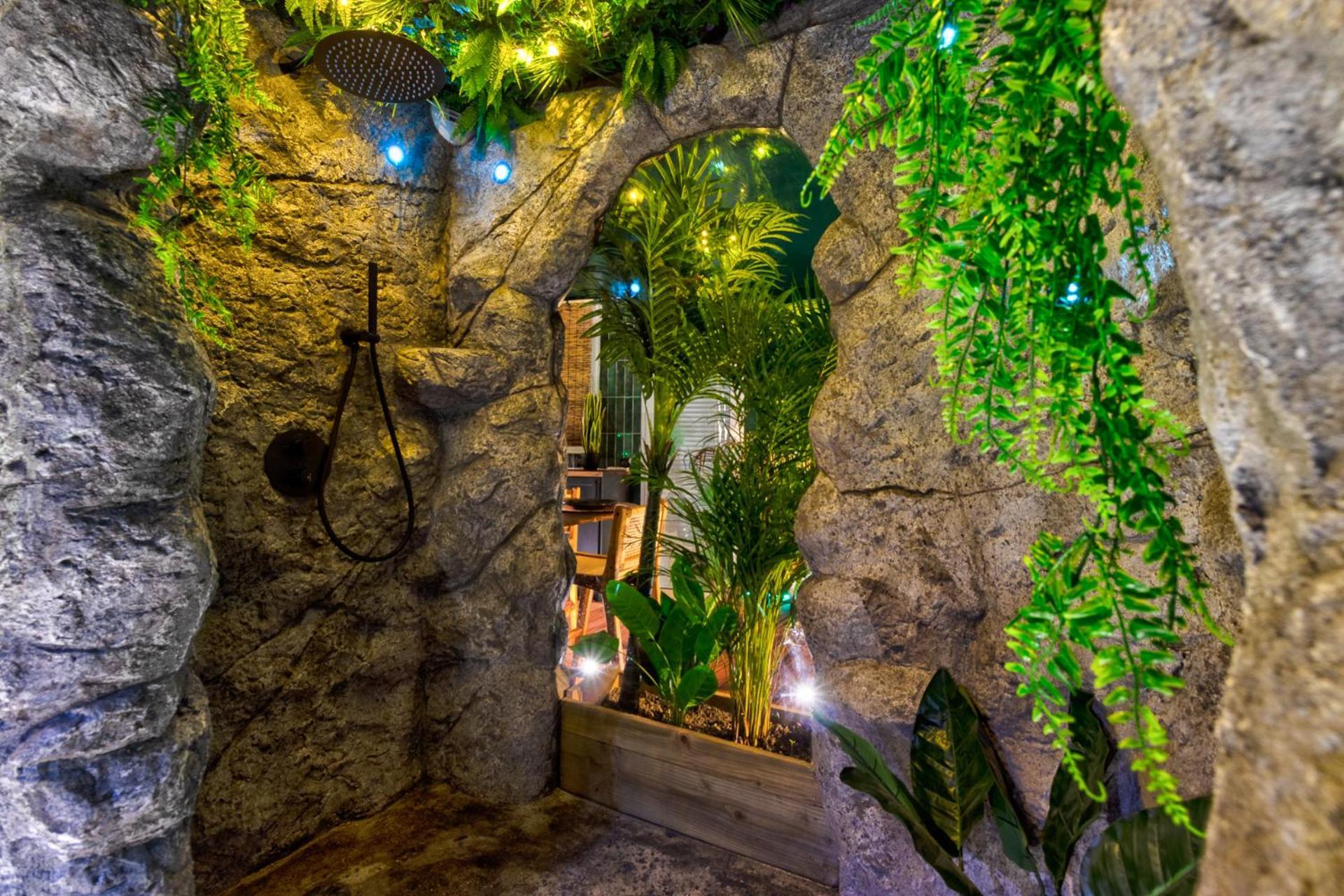 Apartment Jungle *